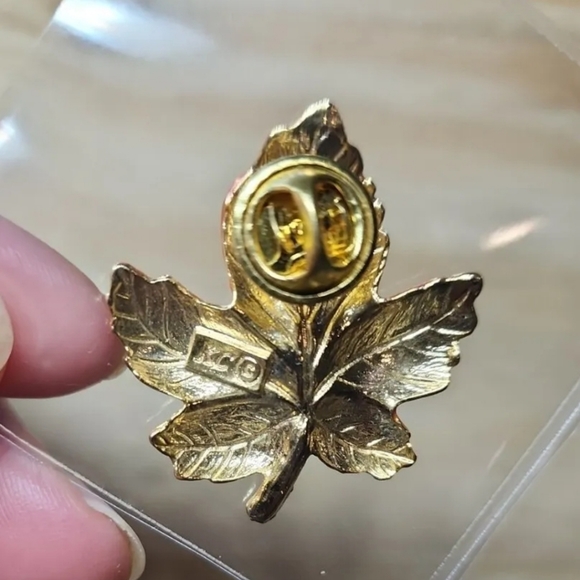 Vintage Hand Painted Enamel on Gold Tone Maple Leaf Brooch Pin Marked “KC” - Picture 4 of 4